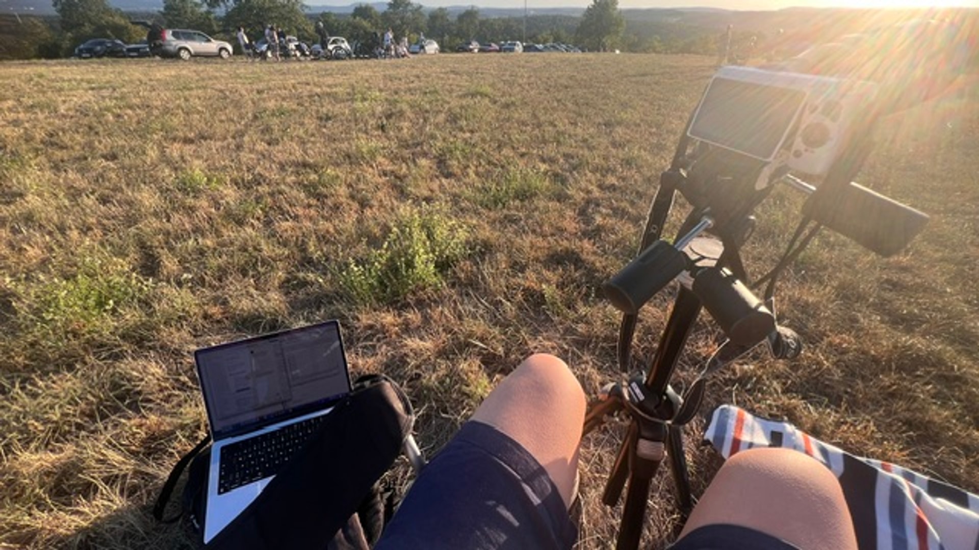 Sonnenfinsternis Pforzheim 2026 – Behind the Scenes am Ebbstein mit Kamera, Stativ und Beobachtern